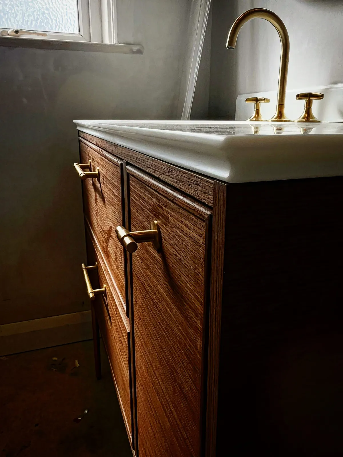 Traditional vanity and brass tap